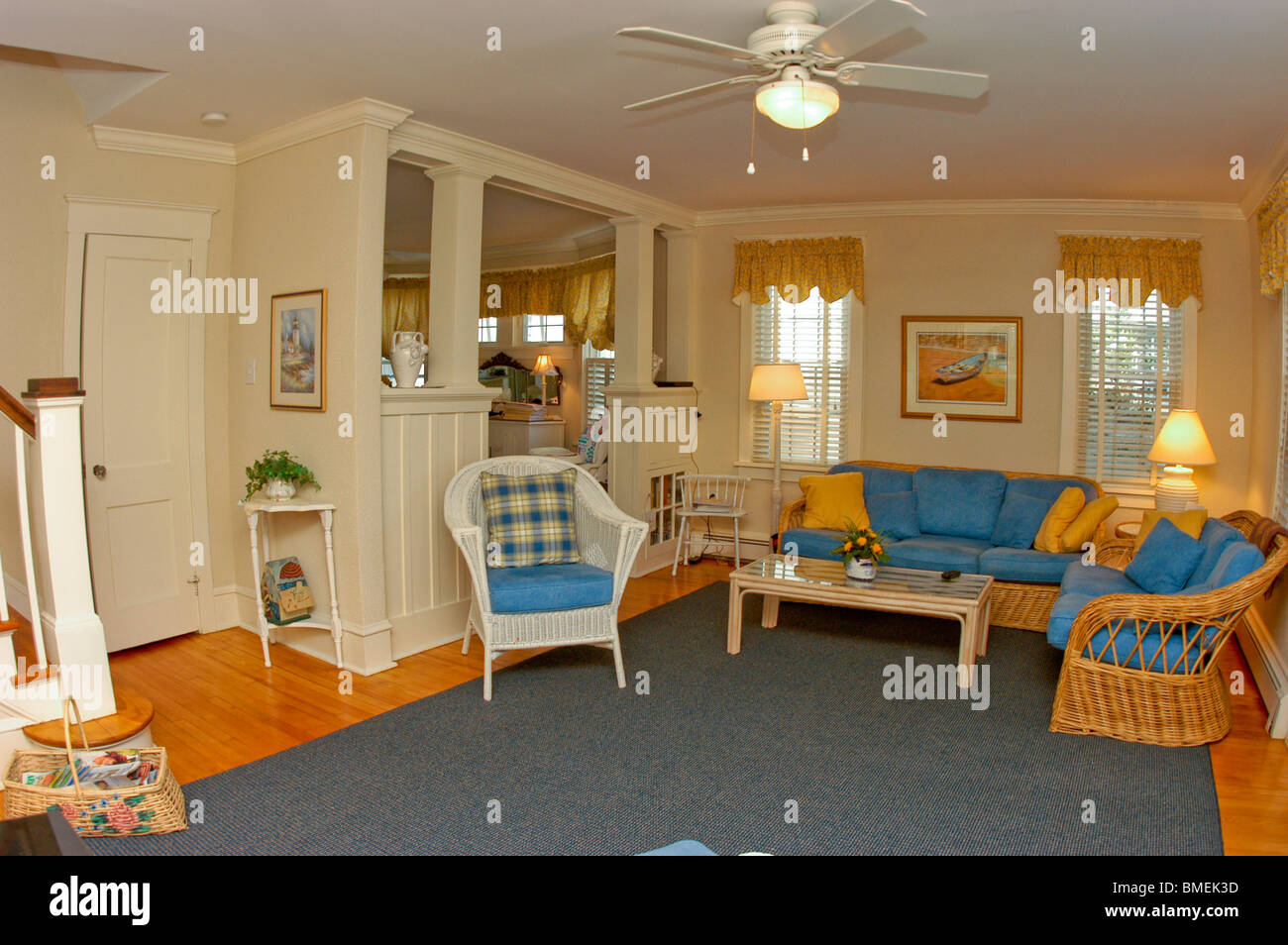 Ocean City, New Jersey, USA, Weitwinkelblick, Innenräume, Ferienwohnungen, Gästehaus, amerikanischer Stil, Wohnzimmer der Mittelklasse mit Innenausstattung Stockfoto