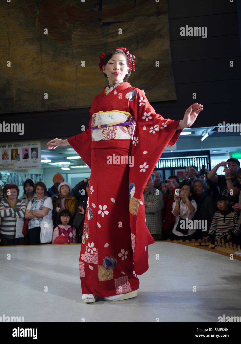 Kobe, Japan, Honshu ein Kimono Modenschau Stockfoto
