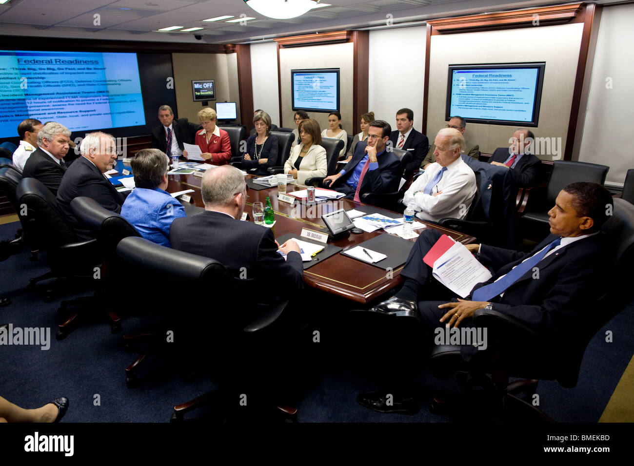 Obama ist von FEMA Administrator Fugate und Homeland Security Secretary Napolitano über die Aussichten für die Hurrikan-Saison informiert. Stockfoto