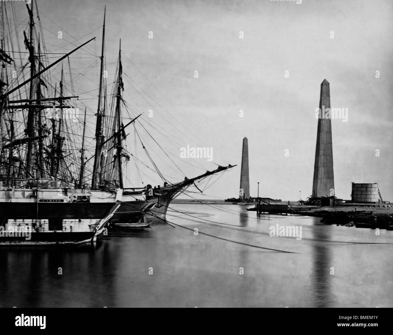 Suez-Kanal-Eingang in Port Said - Obelisken am Ufer und Schiffe in Port Said, der Eingang zu den Suez-Kanal festgemacht. um 1860 Stockfoto