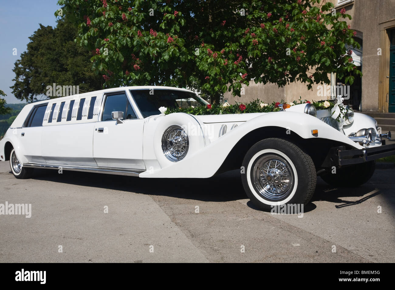 Dekorierte Hochzeit Stretch Limousine Schloß Burg Solingen