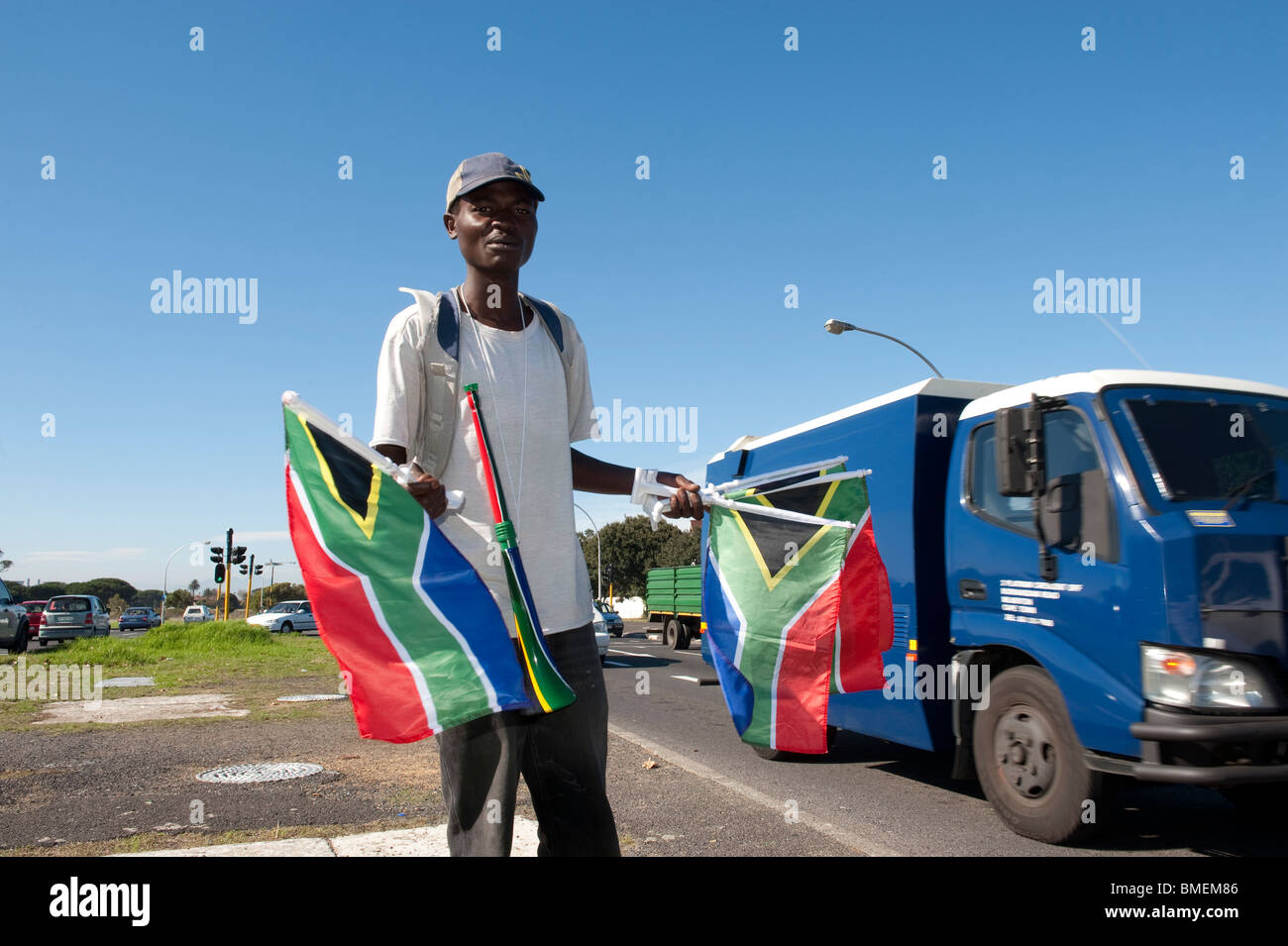 Straßenhändler verkaufen südafrikanischen Flaggen im Vorfeld zu den FIFA World Cup 2010 Kapstadt Südafrika Stockfoto