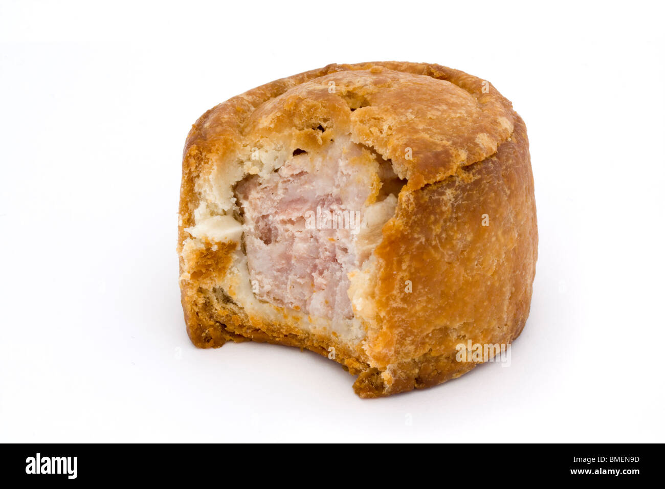 kleine Pork Pie mit Biss genommen auf weißem Hintergrund Stockfoto