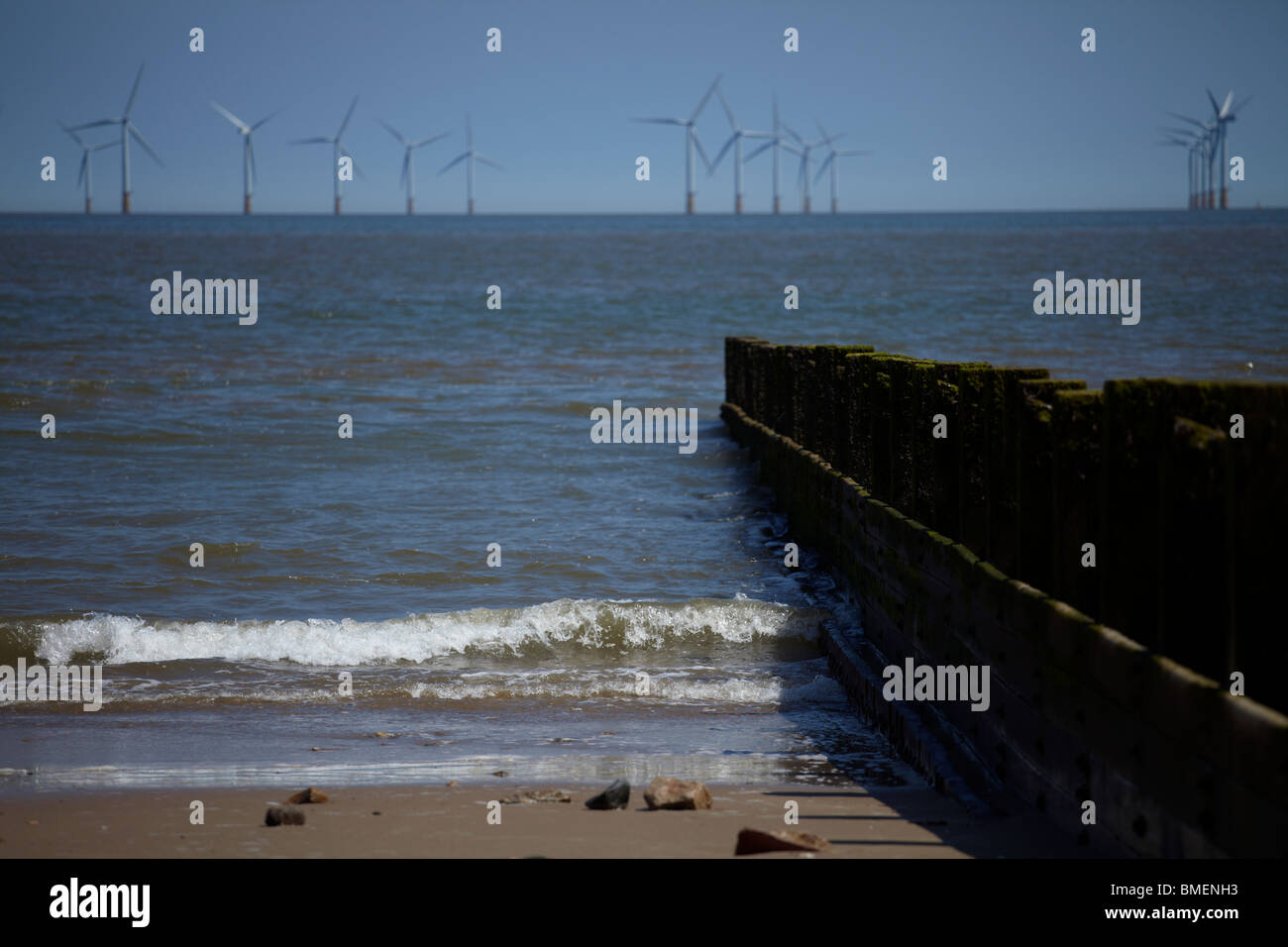 Off Shore Wind Turbine Farm Stromerzeugung in Skegness, England Stockfoto