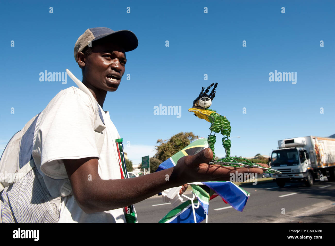Straßenhändler verkauft handgefertigte Fußball Spieler Statue hergestellt aus Draht und Glasperlen, Cape Town, Südafrika Stockfoto