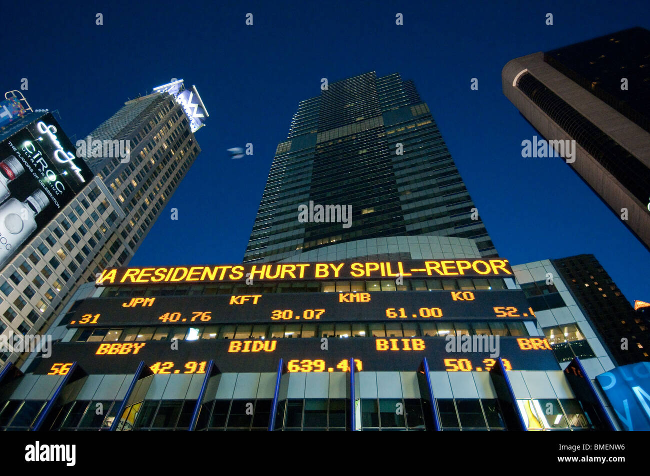 Riesige Ticker Tape LED zeigt in aktuellen Nachrichten und Welt-Börse-Nummern, New York CIty, NY TImes Square-Anzeige. Stockfoto