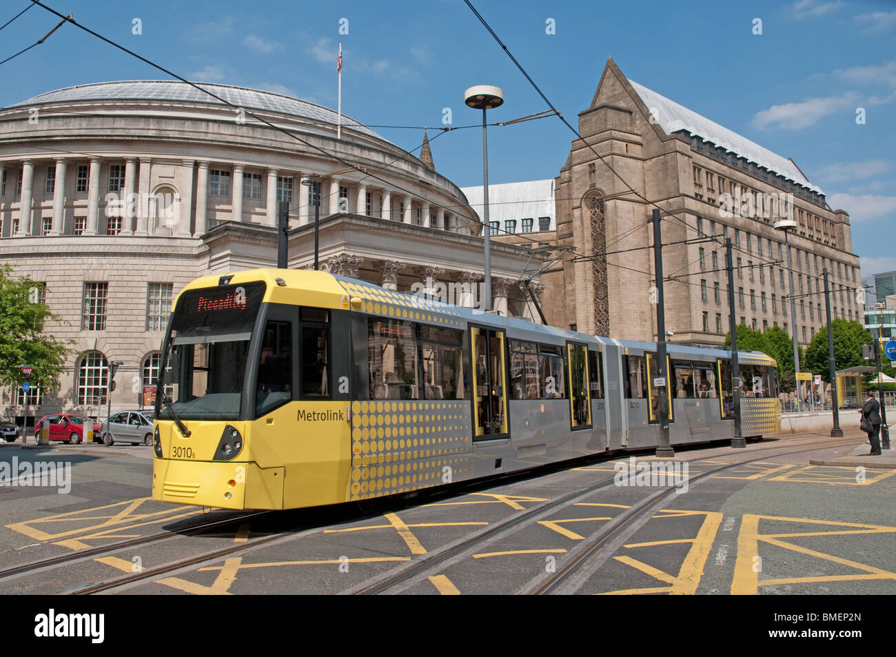 Metrolink Straßenbahn St Peter es Square, Manchester, mit Central Library und die Erweiterung Rathaus im Hintergrund. Stockfoto