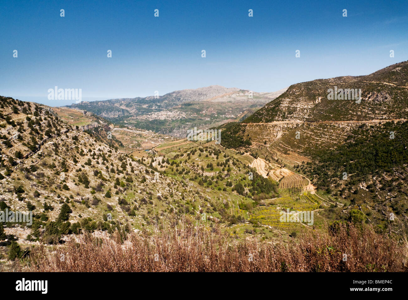 Auf der Suche über die verbindet Qadisha (das Heilige Tal) Tal der Heiligen in 2000mts Höhe, Berg al-Makmal im Nordlibanon Stockfoto