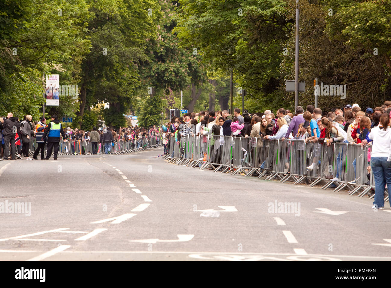 Warten auf die Prozession Luton International Carnival Stockfoto