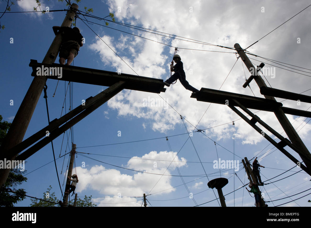 Hochseil-Aktivität testen für Kleinkinder im YHA Edale. Stockfoto