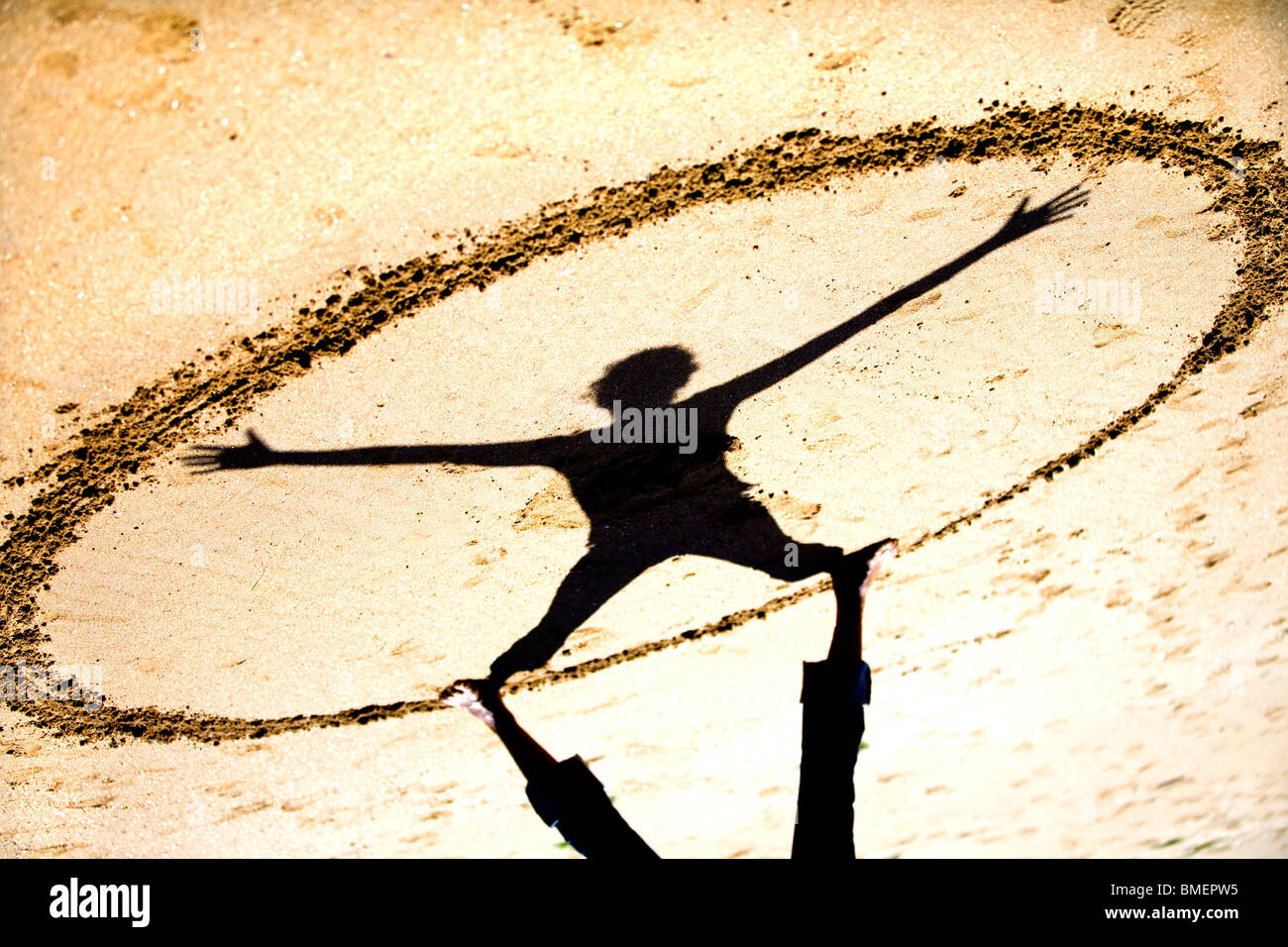Schatten Vitruvian Man herausfinden auf sand Stockfoto