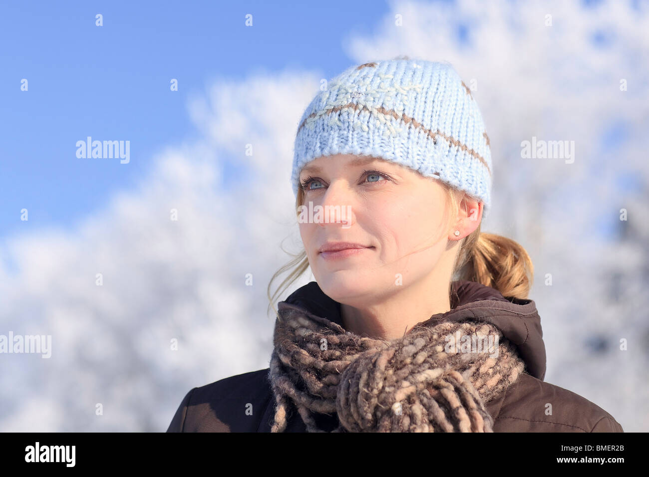 Porträt einer Frau im Freien an einem frostigen Wintertag.  Winnipeg, Manitoba, Kanada. Stockfoto