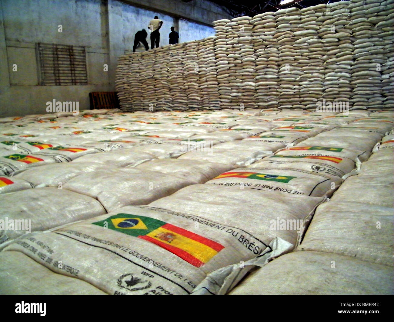 Arbeiter bewegen Säcke von Nahrungsmittelhilfe von Brasilien und Frankreich, in einer Lagerhalle der World Food Program in Gonaives, Haiti gespendet Stockfoto