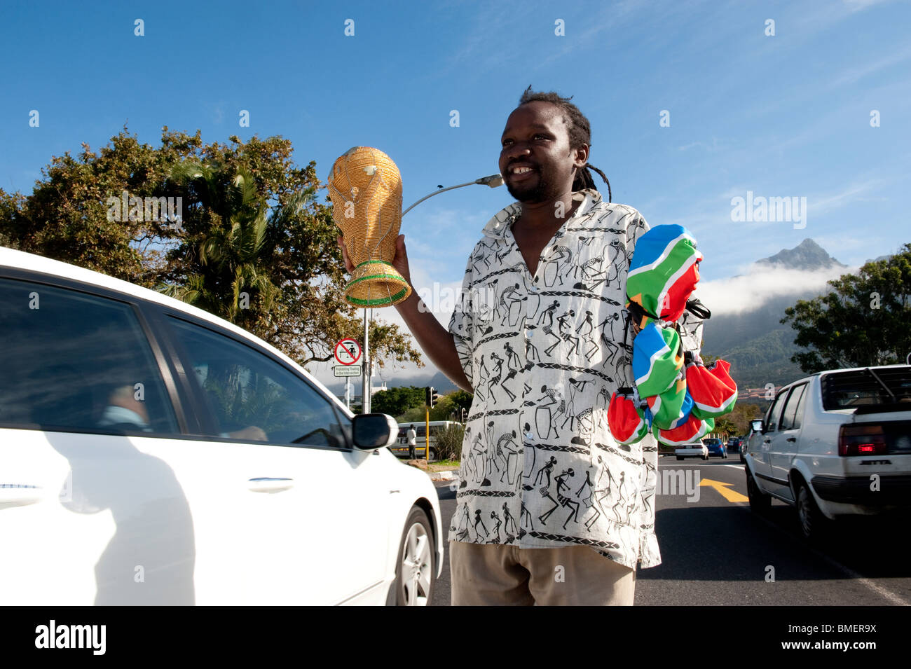 Straßenhändler verkauft eine handgefertigte WM-Trophäe hergestellt aus Draht und Glasperlen, Cape Town, Südafrika Stockfoto