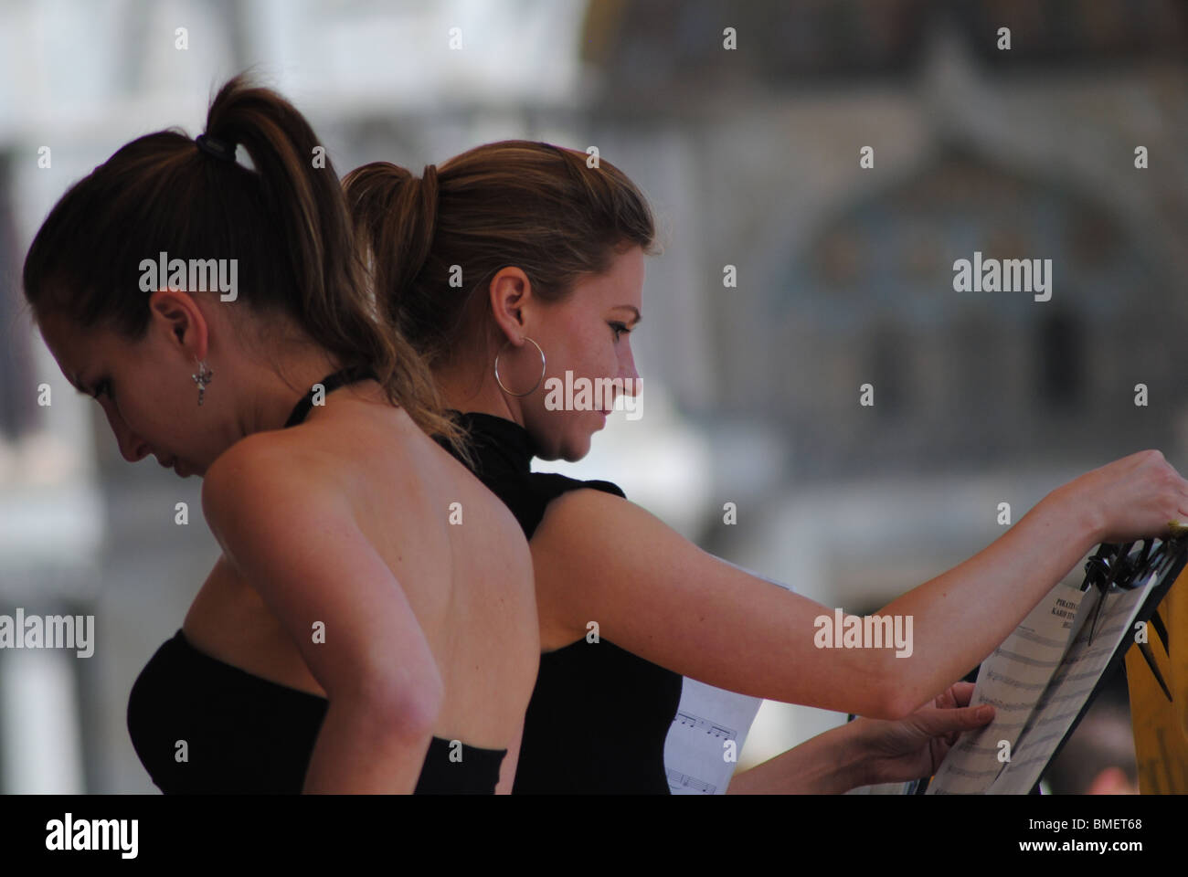 Frauen bereiten, einen Song zu spielen, in einem Café in Markusplatz entfernt, Venedig, Italien Stockfoto