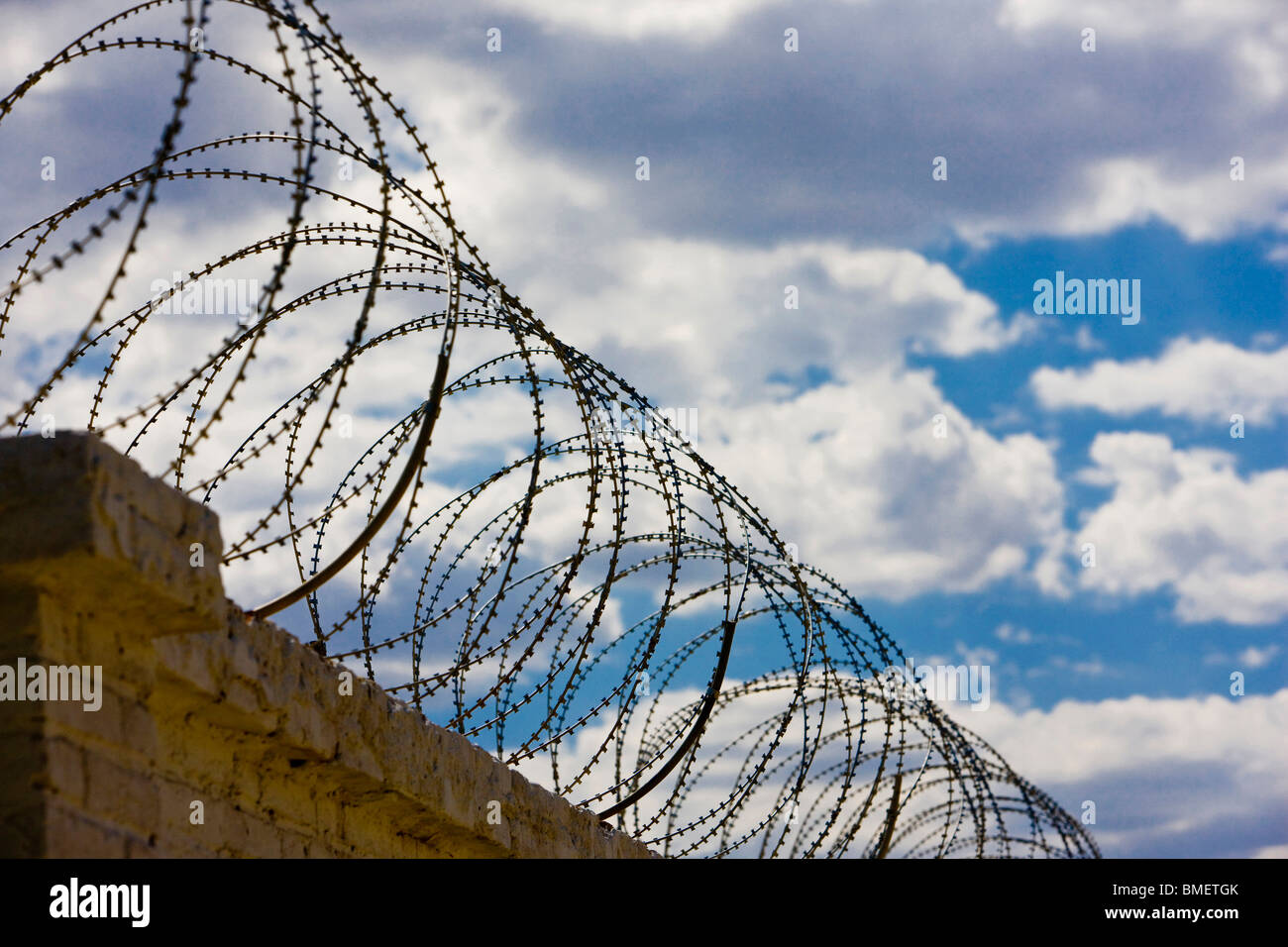 Stacheldraht an der Wand des Jeminay Grenzbahnhof, Jeminay Grafschaft, Altay Präfektur, Xinjiang, China Stockfoto