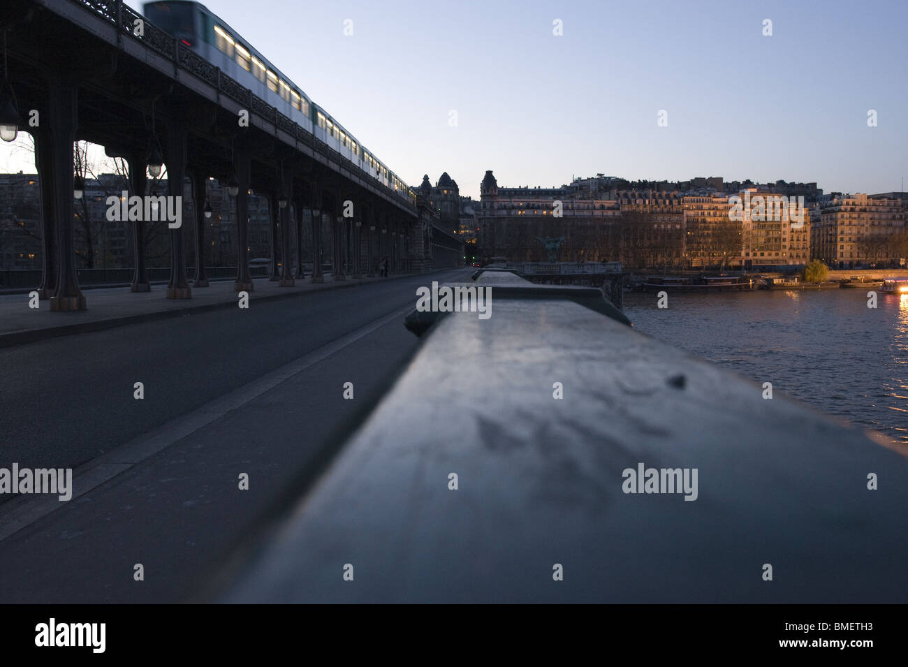 Metro in Paris in der Nacht, Metro Paris 75015, la Seine le Soir, seine Nacht mit dem Zug Stockfoto