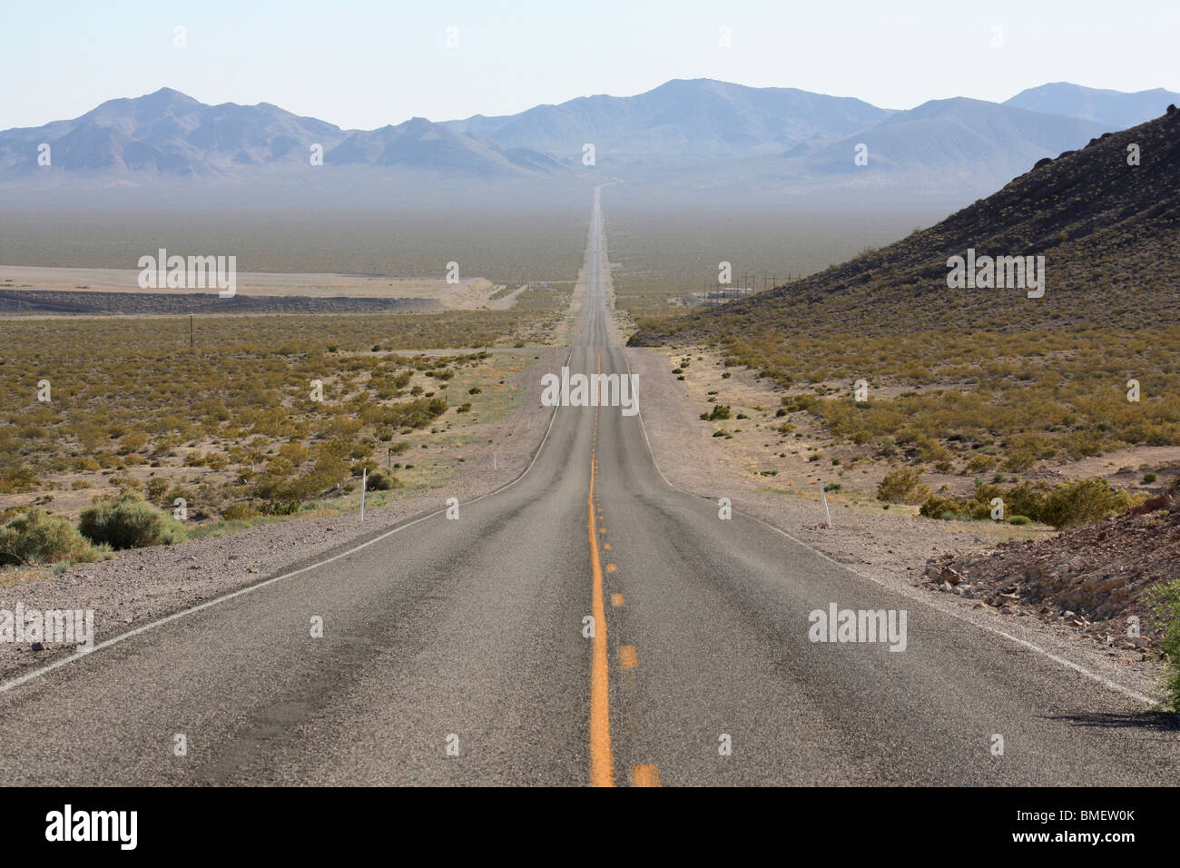 Endlosen gerade Desert Highway im Death Valley, Nevada in den USA Stockfoto