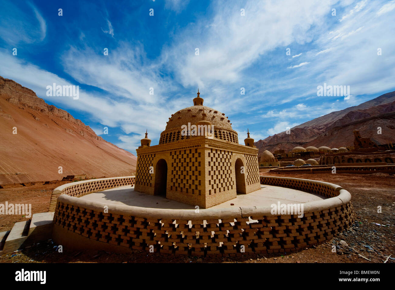 Typische rechteckige Gebäude mit Bogen Decke in Bezeklik Tausend-Buddha-Höhlen, Turpan, Xinjiang, China gefunden Stockfoto