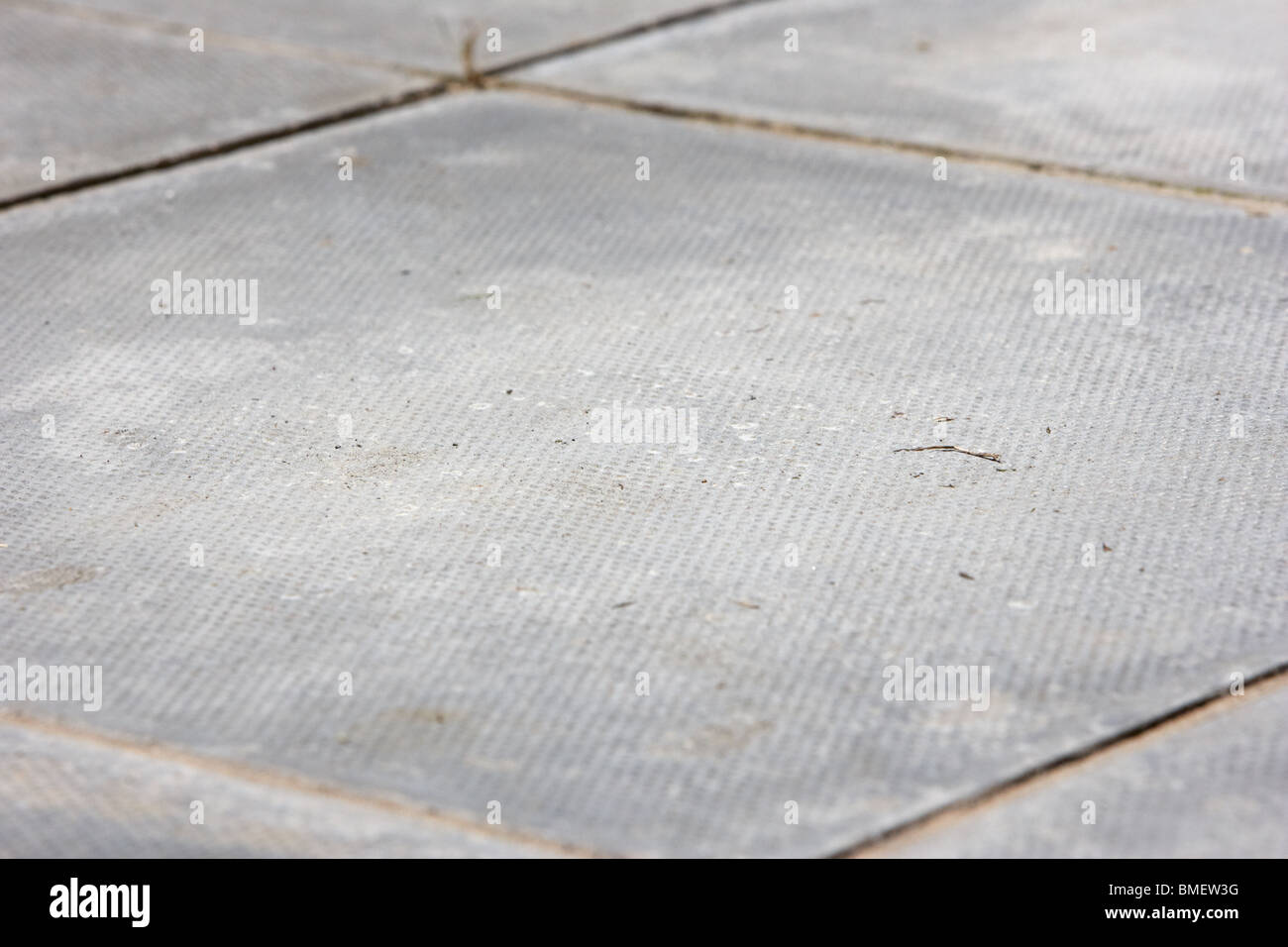 Quadratmeter Betonpflaster Platte gelegt als eine Gartenterrasse im Vereinigten Königreich Stockfoto