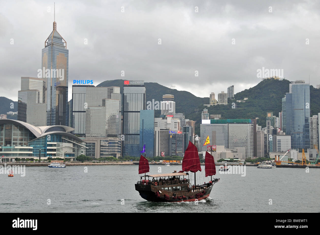 AQU Luna touristischen Junk, Segeln in Richtung der Wolkenkratzer von Central Hong Kong gesehen von Tsim Sha Tsui Promenade, Hong Kong Stockfoto