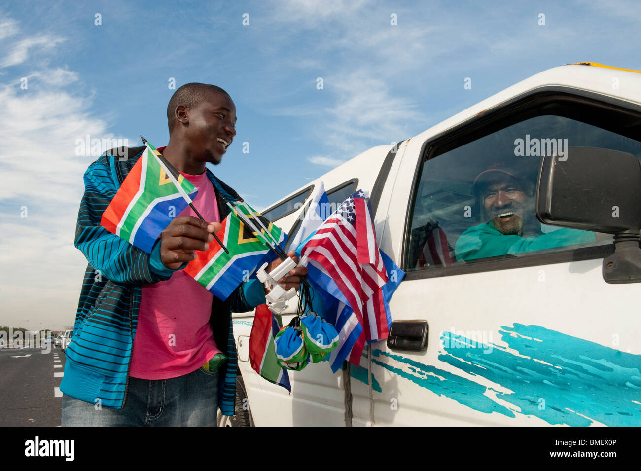 Straßenhändler verkauft südafrikanischen Flaggen im Vorfeld zu den FIFA World Cup 2010 Kapstadt Südafrika Stockfoto
