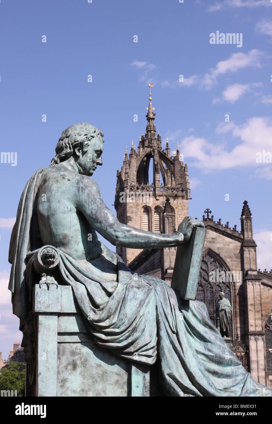 Statue des Philosophen David Hume an Royal Mile mit St Giles Cathedral Edinburgh Schottland Juni 2010 Stockfoto