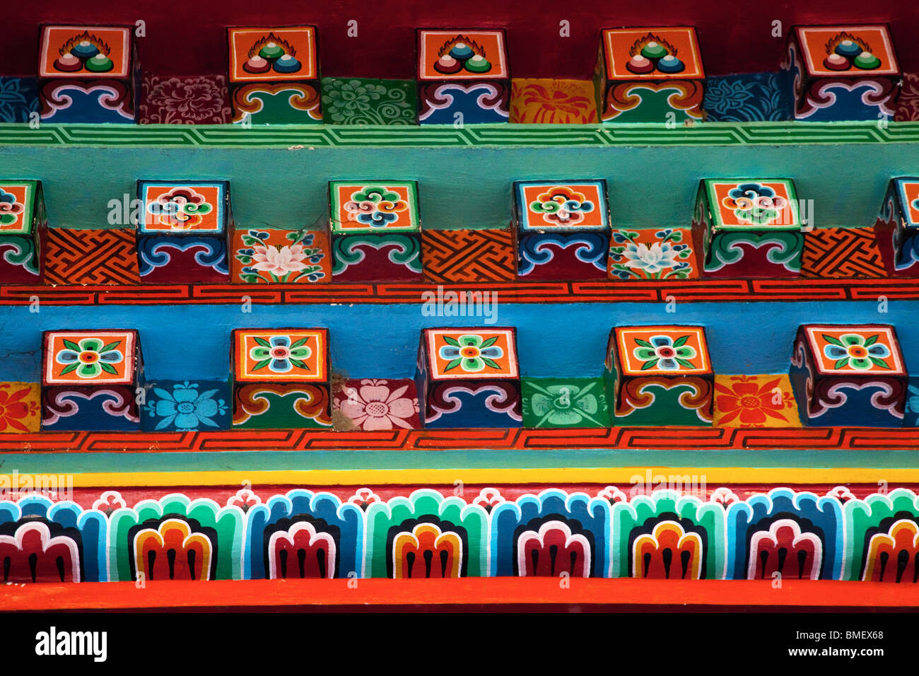 Bunt bemalten Dach des tibetischen Stil buddhistischer Tempel, Bodhgaya, Bundesstaat Bihar, Indien Stockfoto