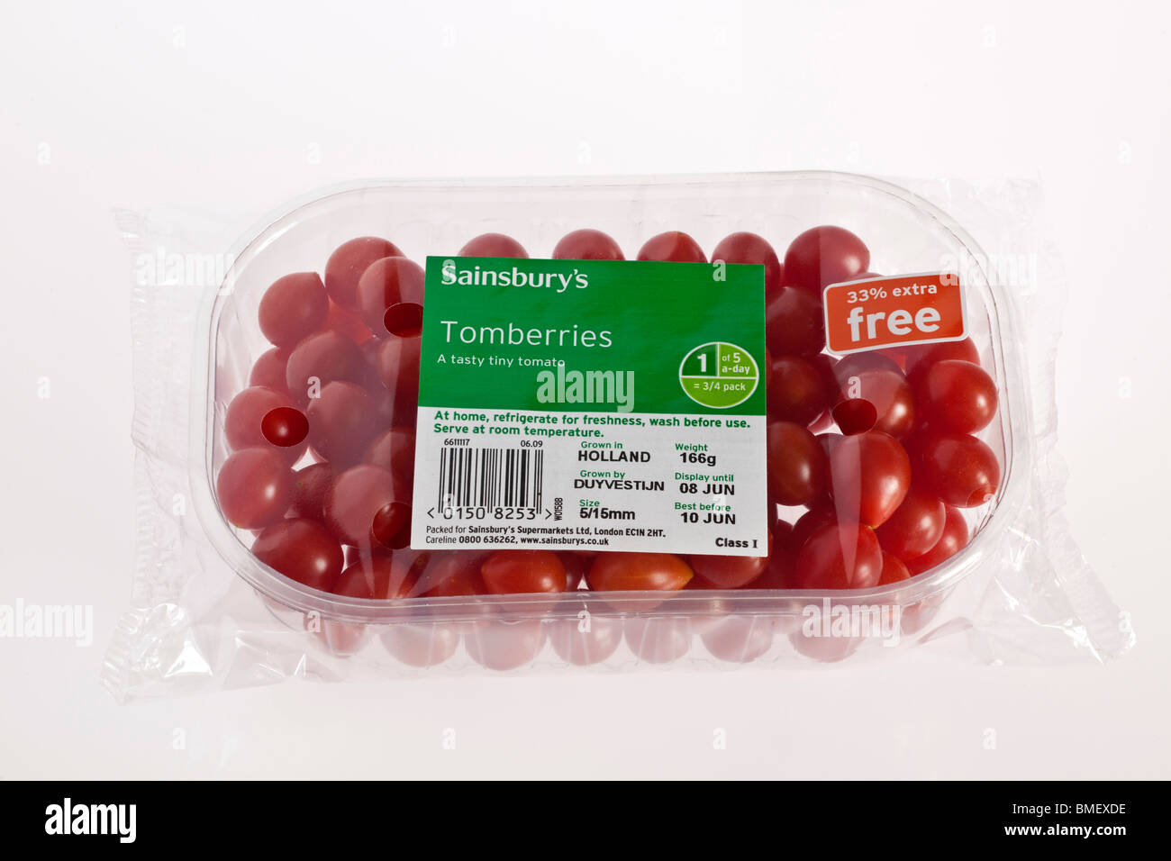 Zellophan eingewickelt Kunststoff Körbchen von kleinen tomberries Stockfoto