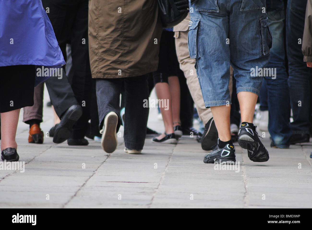 Massen von Touristen Fuß entlang einer Straße in Venedig, Italien Stockfoto