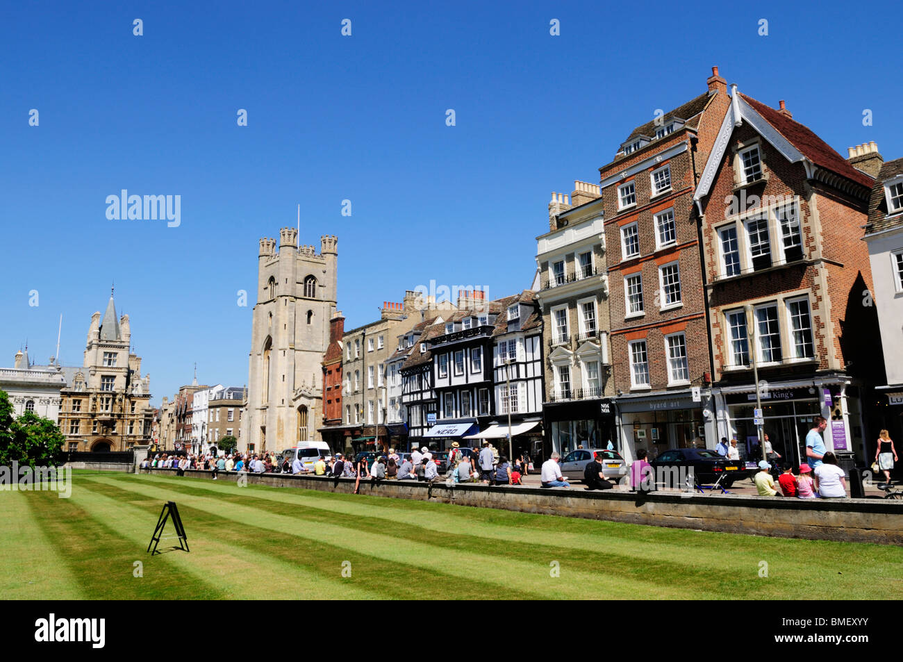 Geschäfte und Touristen entlang Kings Parade vom Kings College, Cambridge, England, UK Stockfoto