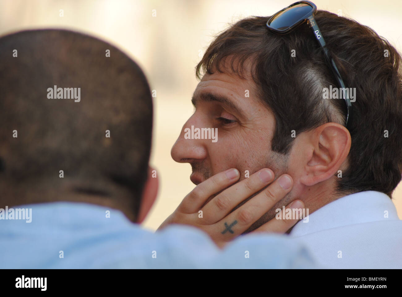 Porträt von einem italienischen Mann mit einem Kruzifix tätowiert an seinem Finger, Venedig, Italien Stockfoto