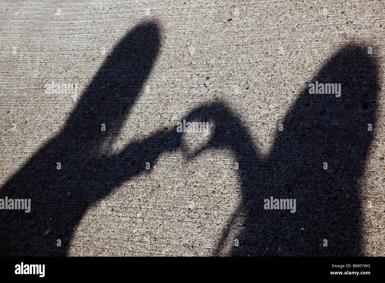 Schatten von zwei Menschen, die ein Herz mit ihren Händen zu gestalten Stockfoto