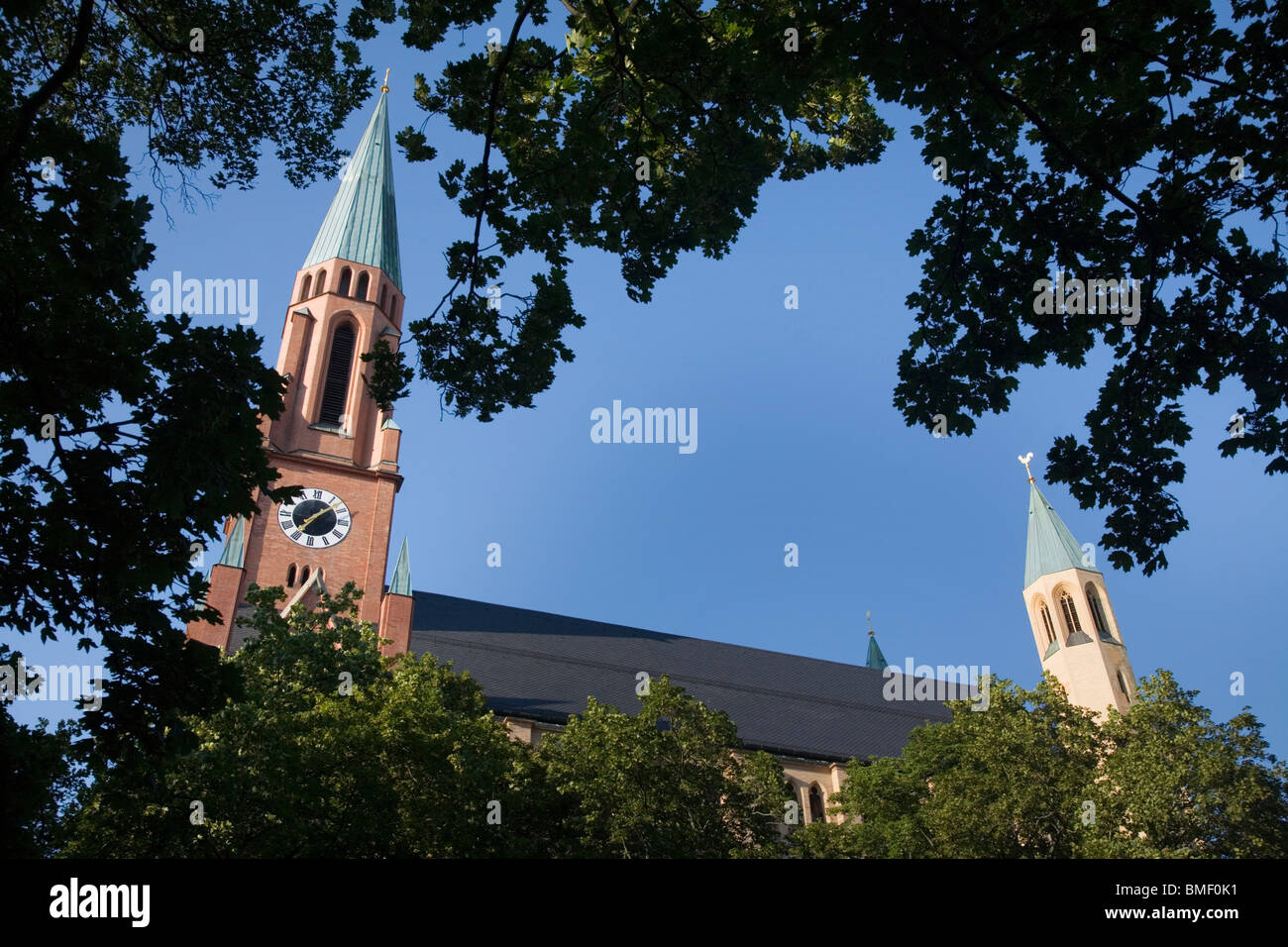 Türme der Kirche in Max Weber Platz München Stockfoto