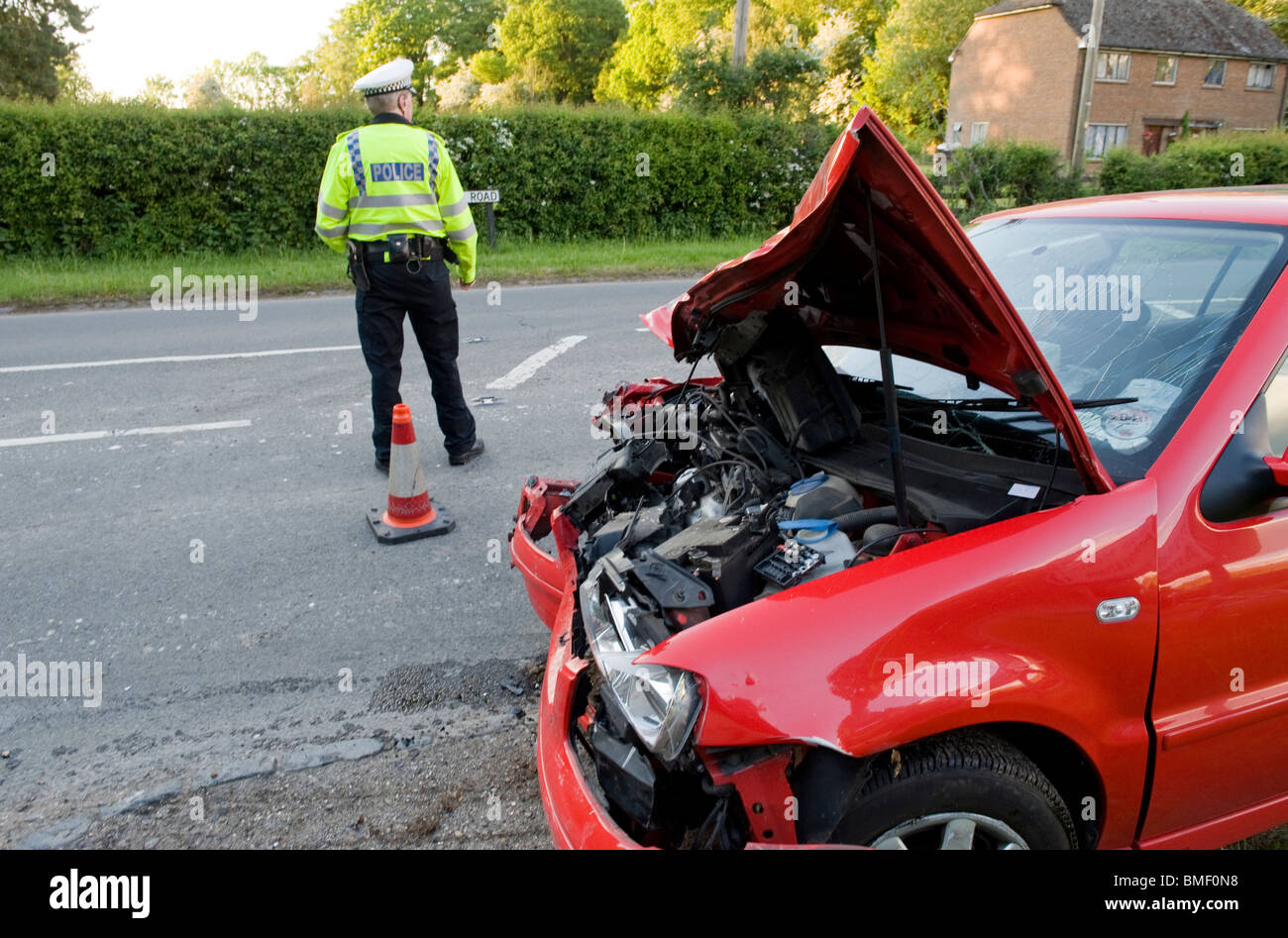 VERKEHRSUNFALL AUF LANDSTRAßE, POLIZEI TEILNEHMEN. Stockfoto