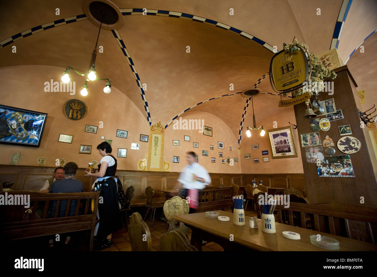 Innenraum der empfehlenswerte, ein traditionelles Bayerisches Restaurant in einem Keller mit Biergarten. München, Deutschland Stockfoto