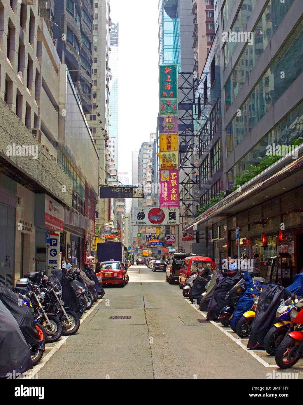 Straße durch moderne Gebäude, Hong Kong, China Stockfoto