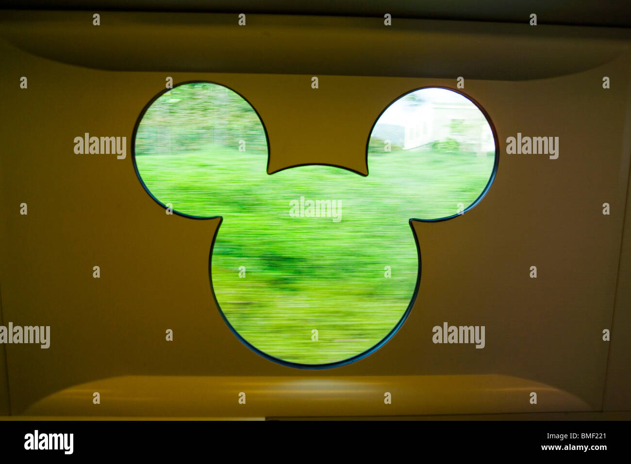 Mickey Mouse geformte Fenster auf Hong Kong Disneyland Zug, Hong Kong, China Stockfoto