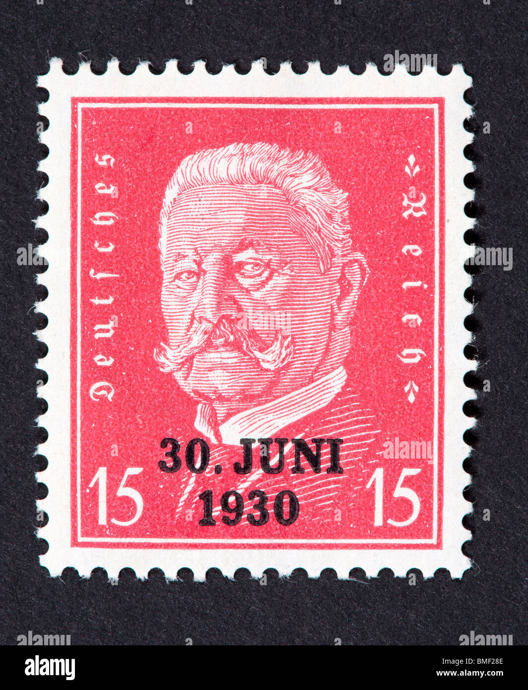 Briefmarke aus Deutschland Darstellung Präsident Paul von Hindenburg für den Abzug der Alliierten Truppen aus dem Rheinland Stockfoto