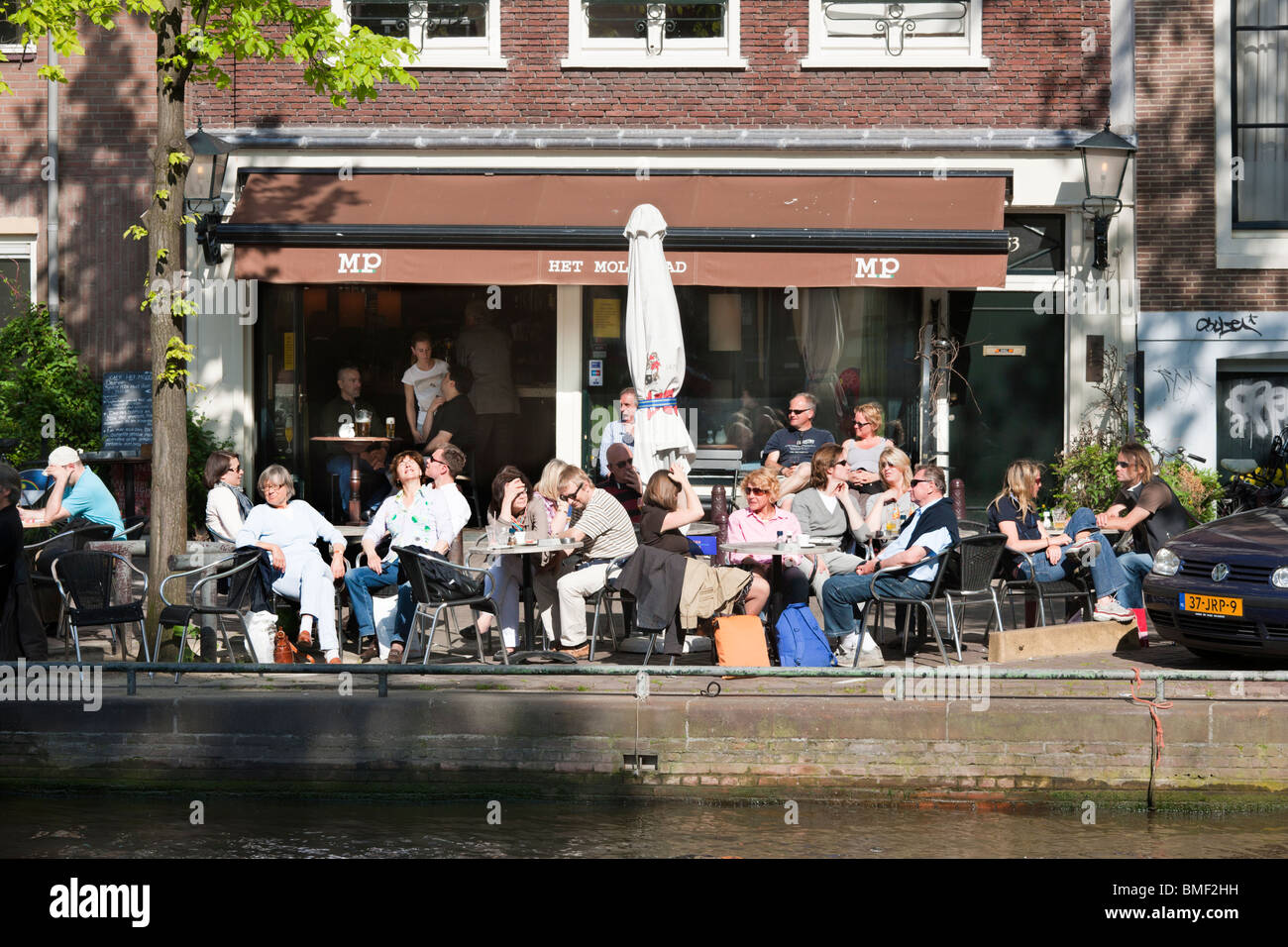 Amsterdam "bar Speisen" Het Molenpad. Sidewalk Caféterrasse am Prinsengracht Kanal in der Nähe von neun kleinen Straßen Stockfoto