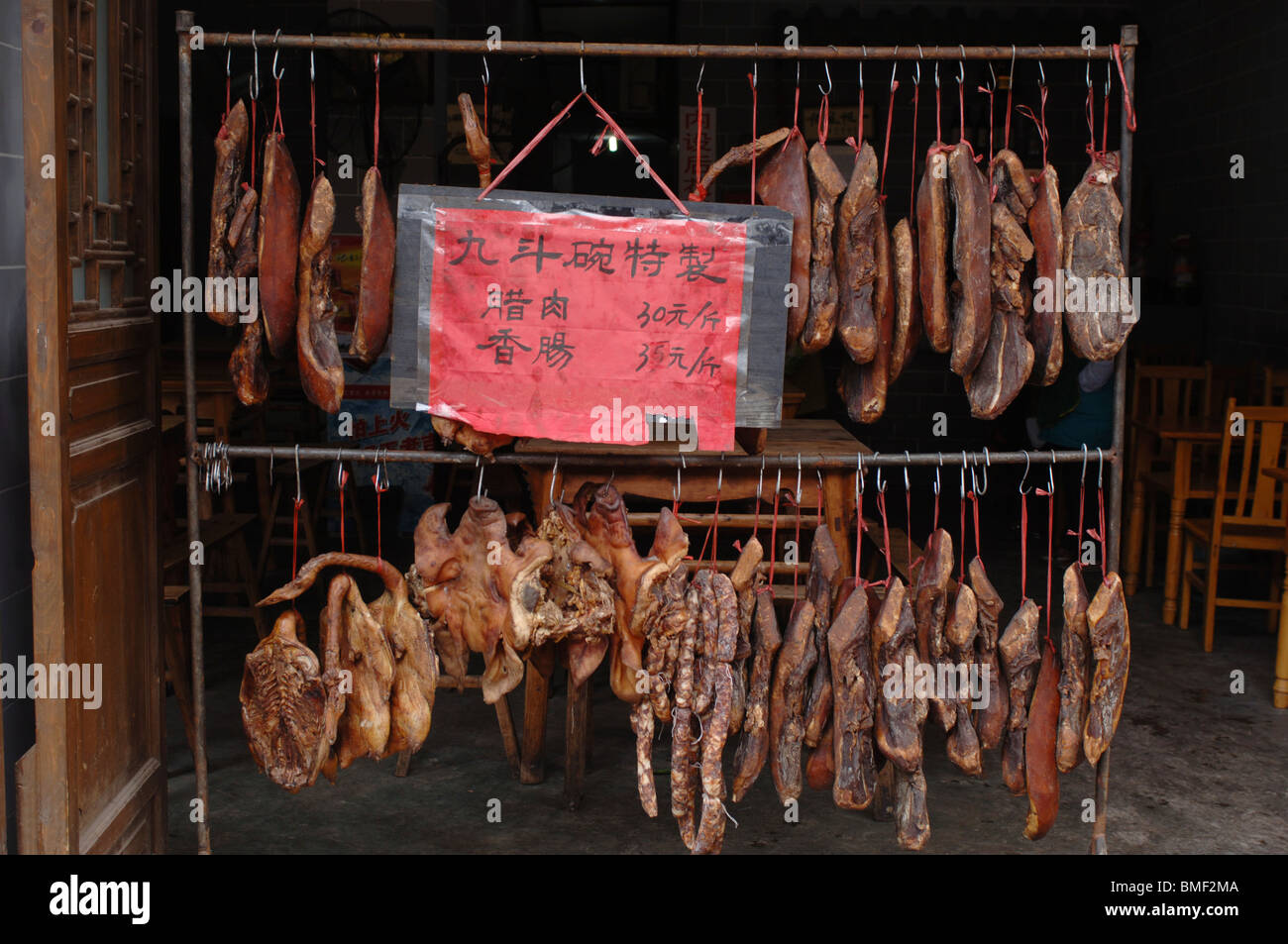 Verkauf von lokalen Speicher erhalten Schinken, Luodai die antike Stadt Chengdu, Provinz Sichuan, China Stockfoto