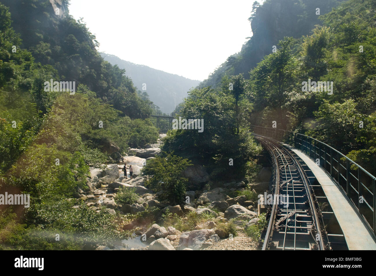 Eisenbahnanschluss durch den untersetzter Wald, Mt. Lushan globalen Geopark, Jiujiang, Jiangxi Provinz, China Stockfoto