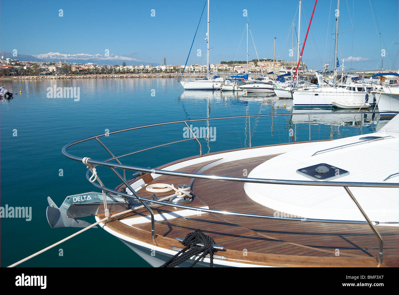 Yachten in Rethymnon Marina mit entfernten Schnee begrenzt White Mountains Kreta Griechenland Stockfoto