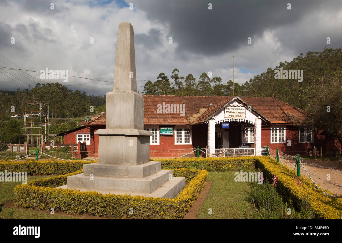 Indien, Kerala, Munnar, Kriegerdenkmal und alten kolonialen Supply Association-Kaufhaus Stockfoto
