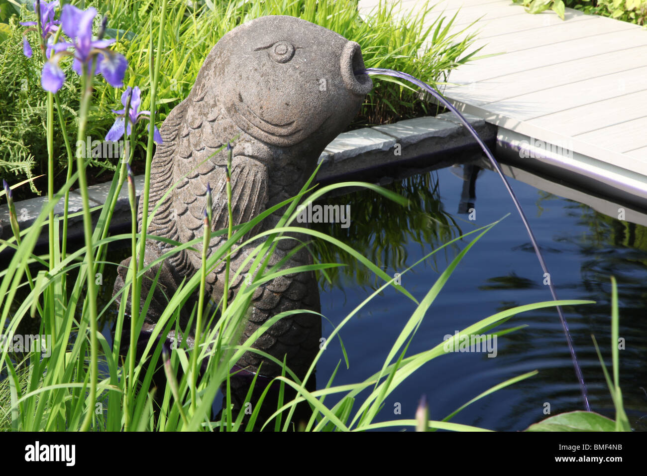 Koi-Wasser-Funktion in The Travel Department China Garden, Schaugarten auf der Blüte 2010 entworfen von Frazer McDonogh Stockfoto