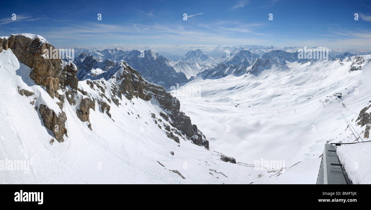Blick auf den Schnee bedeckt die Alpen von der Zugspitze, Deutschlands höchstem Berg, Bayern, Deutschland Stockfoto