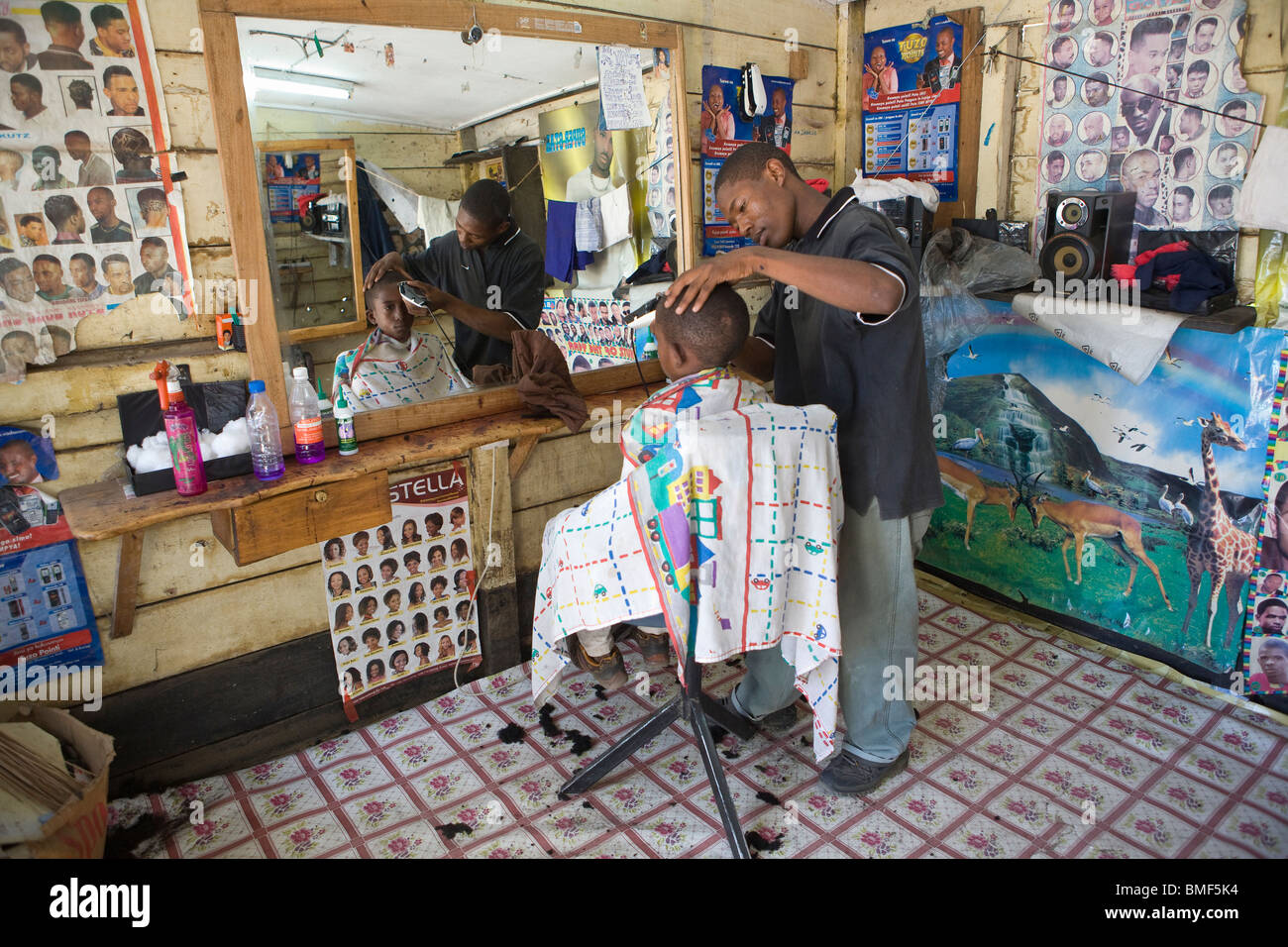 Friseur im Norden von Tansania. Stockfoto