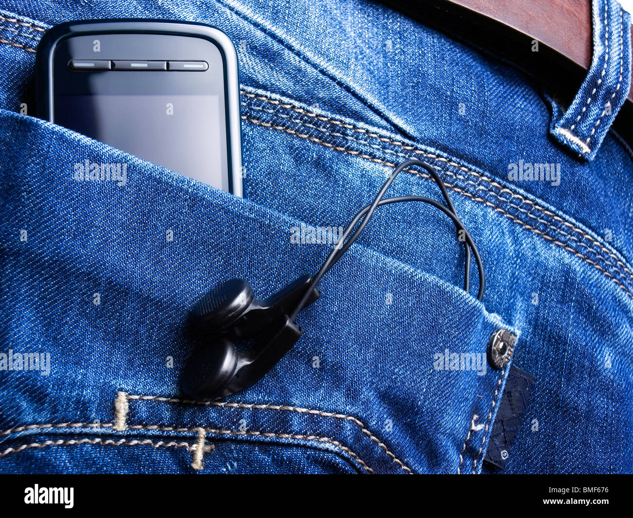 Metapher über neue Jeans-Generation mit einigen digitalen Geräten. Stockfoto