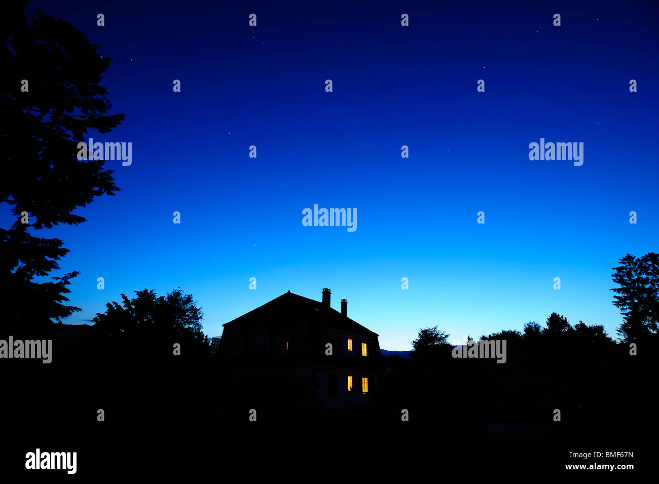Ein Haus mit ein paar Sterne zu Beginn zu erscheinen vor dem Abendhimmel skizziert. Platz für Text in den Himmel. Stockfoto