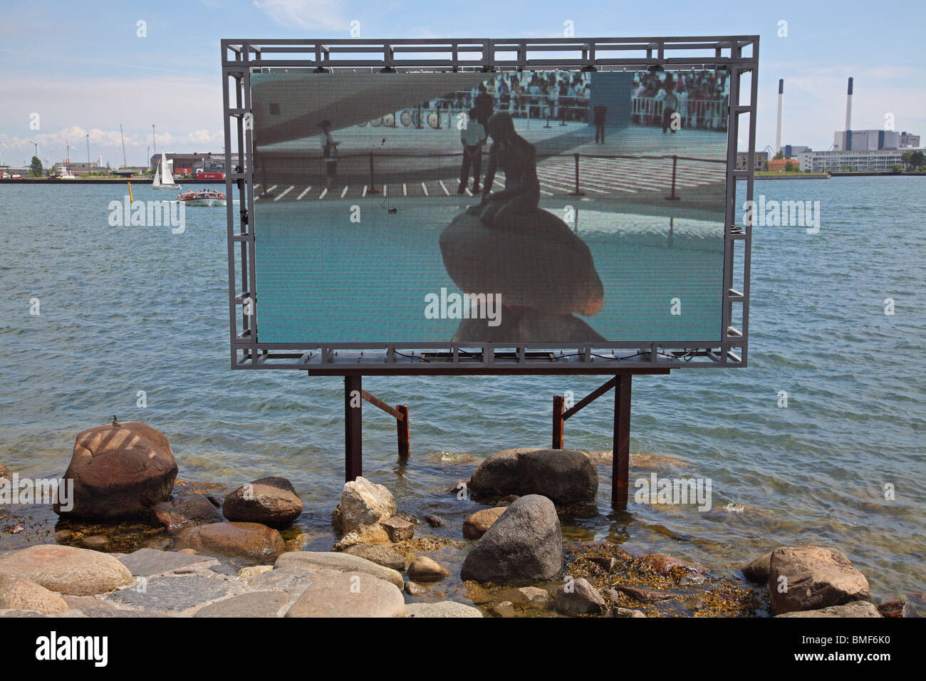 Die kleine Meerjungfrau im Hafen von Kopenhagen jetzt ersetzt durch die live-Übertragung auf dem LED-Bildschirm von der EXPO 2010 in Shanghai. Stockfoto